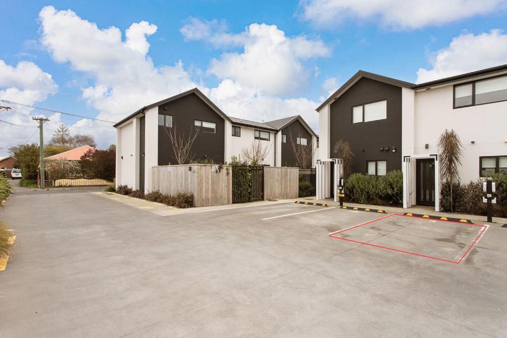 Apartment Light & Spacious 2bdrm Townhouse Off Street Park *